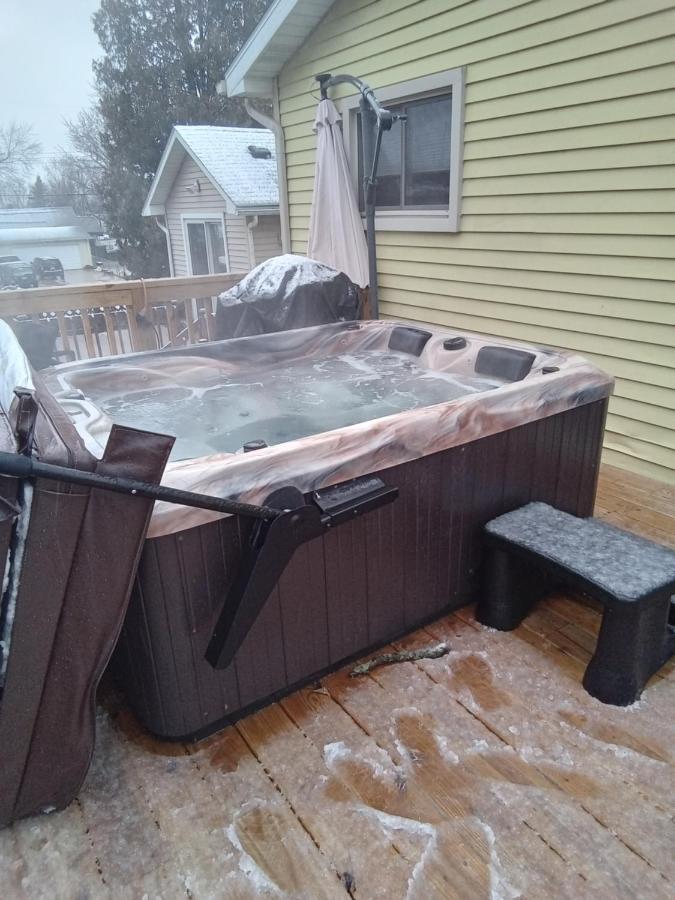 Ferienwohnung Outdoor Hot Tub And Cozy King Bed Lansing Exterior foto