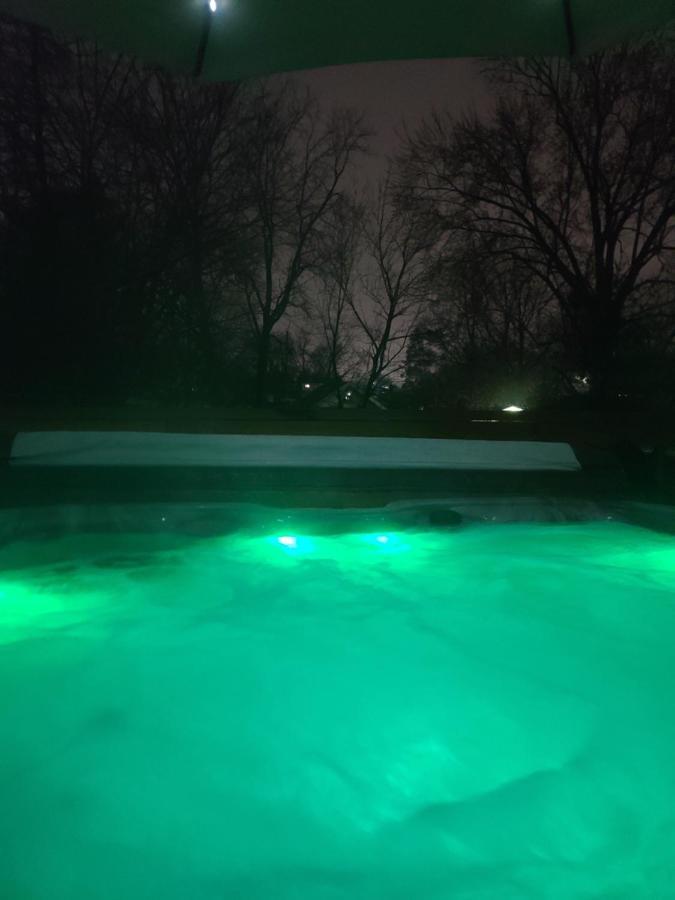 Ferienwohnung Outdoor Hot Tub And Cozy King Bed Lansing Exterior foto